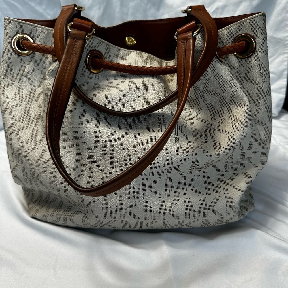 Michael Kors Jet Set Drawstring Bag - Picture 2 of 7